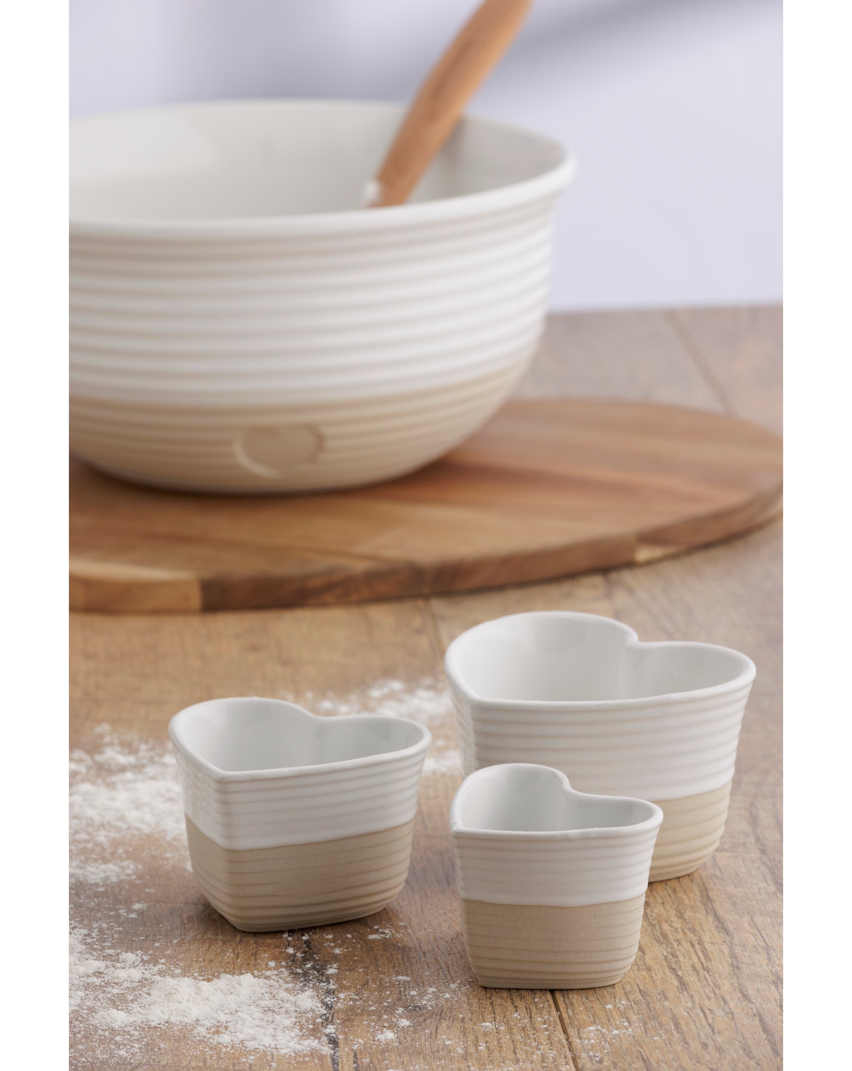Mason Cash Rustic Charm Measuring Cups and Chopping Board 2 Mason Cash Rustic Charm Measuring Cups and Chopping Board