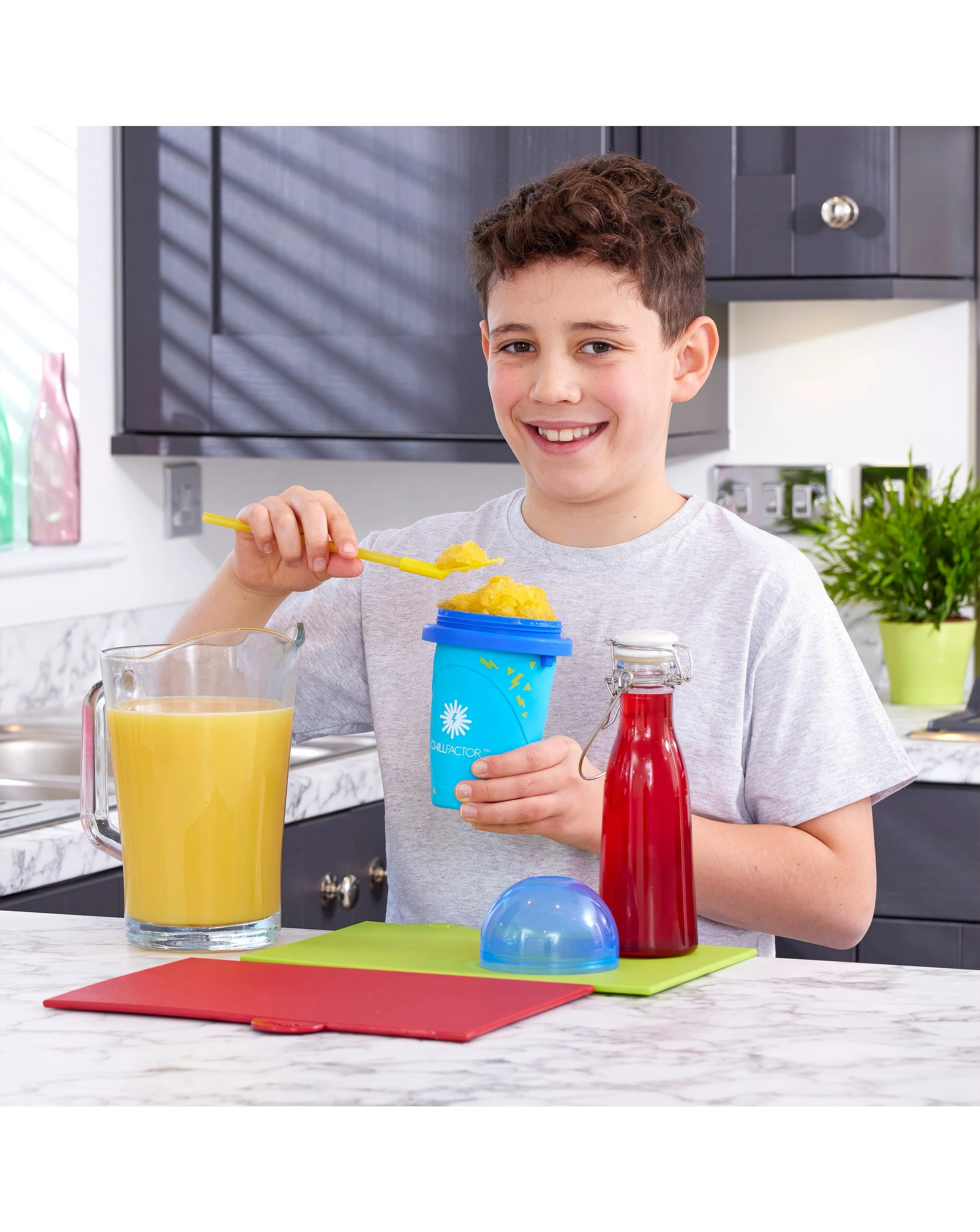 Chillfactor Slushy Maker Colour Shock - Totally Cool Blue 4 Chillfactor Slushy Maker Colour Shock - Totally Cool Blue